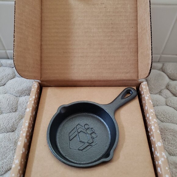 Lodge Cast Iron 2019 Holiday Limited Mini Skillet - Picture 4 of 7